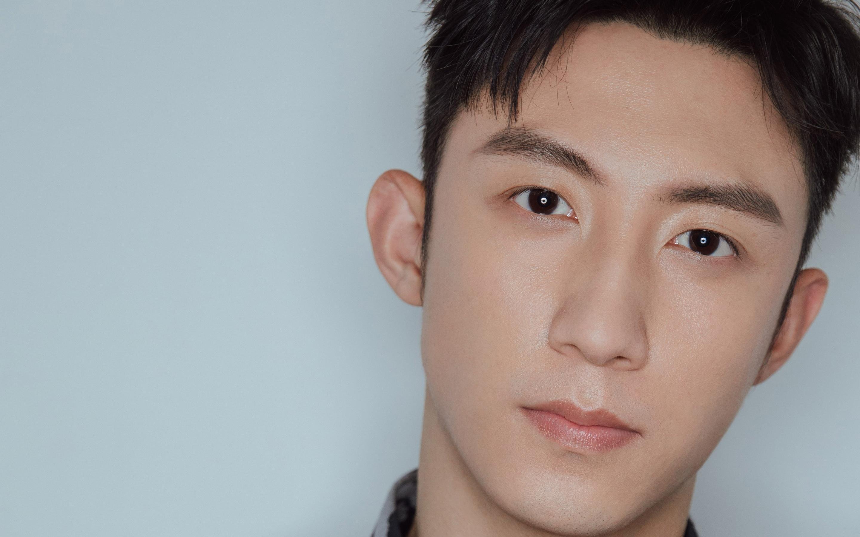 “联赛次轮焦点战:争冠集团火力全开”,《争冠军》