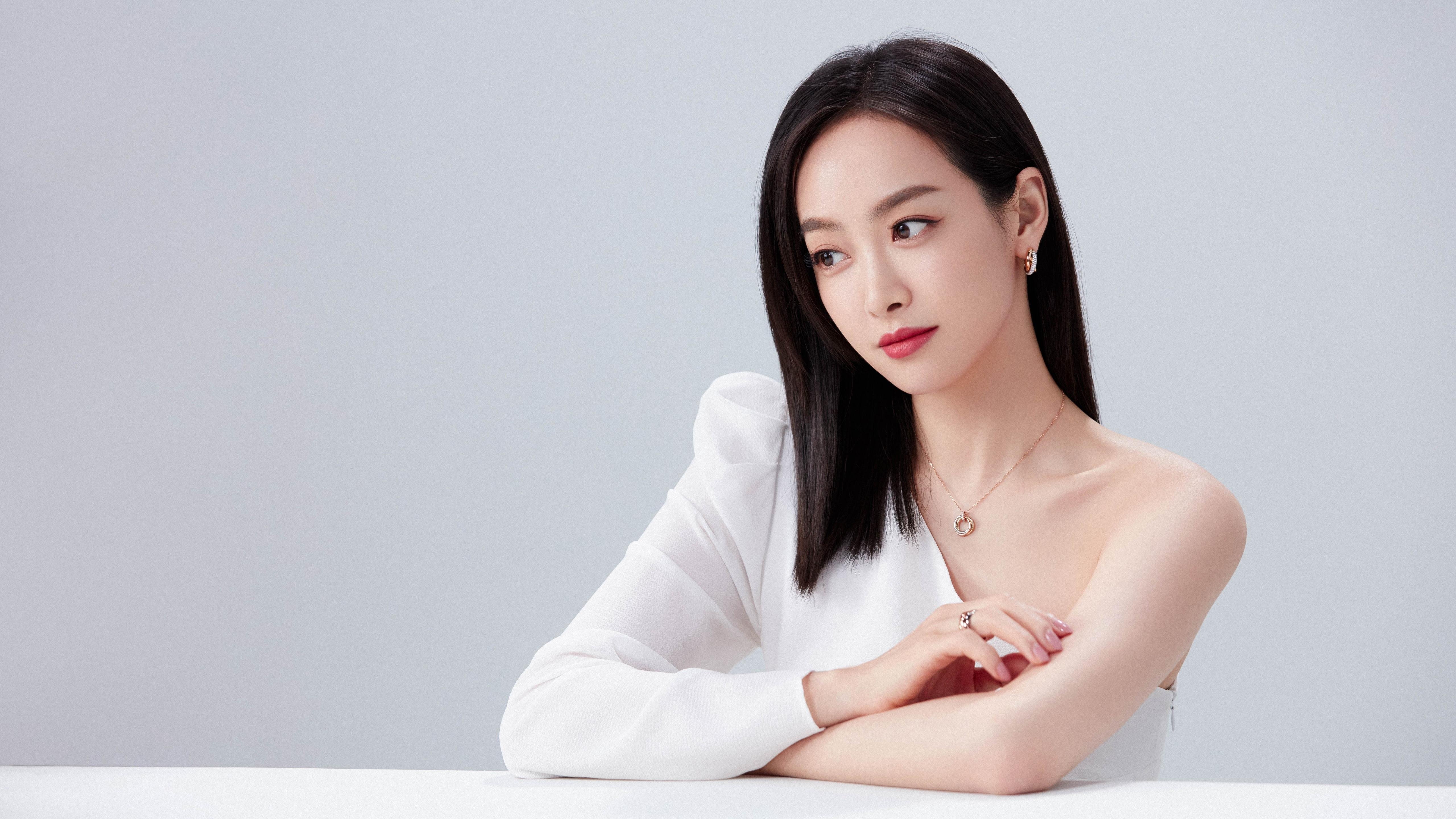 弗赖堡防守端提升硬度减少关键失误,弗赖堡队主客场球衣